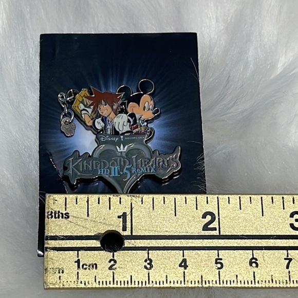 Disney Kingdom Hearts Mickey Mouse HD 2.5 Remix Square Enix Collector’s Pin - Picture 9 of 12